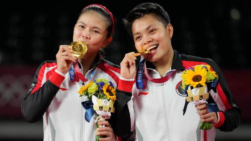 Greysia Polii (à esquerda) e Apriyani Rahayu foram as campeãs nas duplas femininas do badminton (02/08/2021)