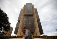 Vamos agir de maneira independente para controlar a inflação, diz Campos Neto