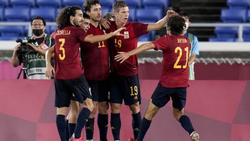 Jogadores da Espanha abraçam Oyarzabal (11) após empate na final olímpica do futebol
