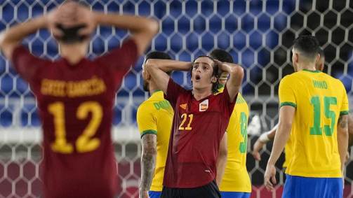 Nos minutos finais do tempo regulamentar, Espanha teve mais posse, pressionou e acertou duas bolas na trave
