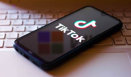 Celular com logo do TikTok