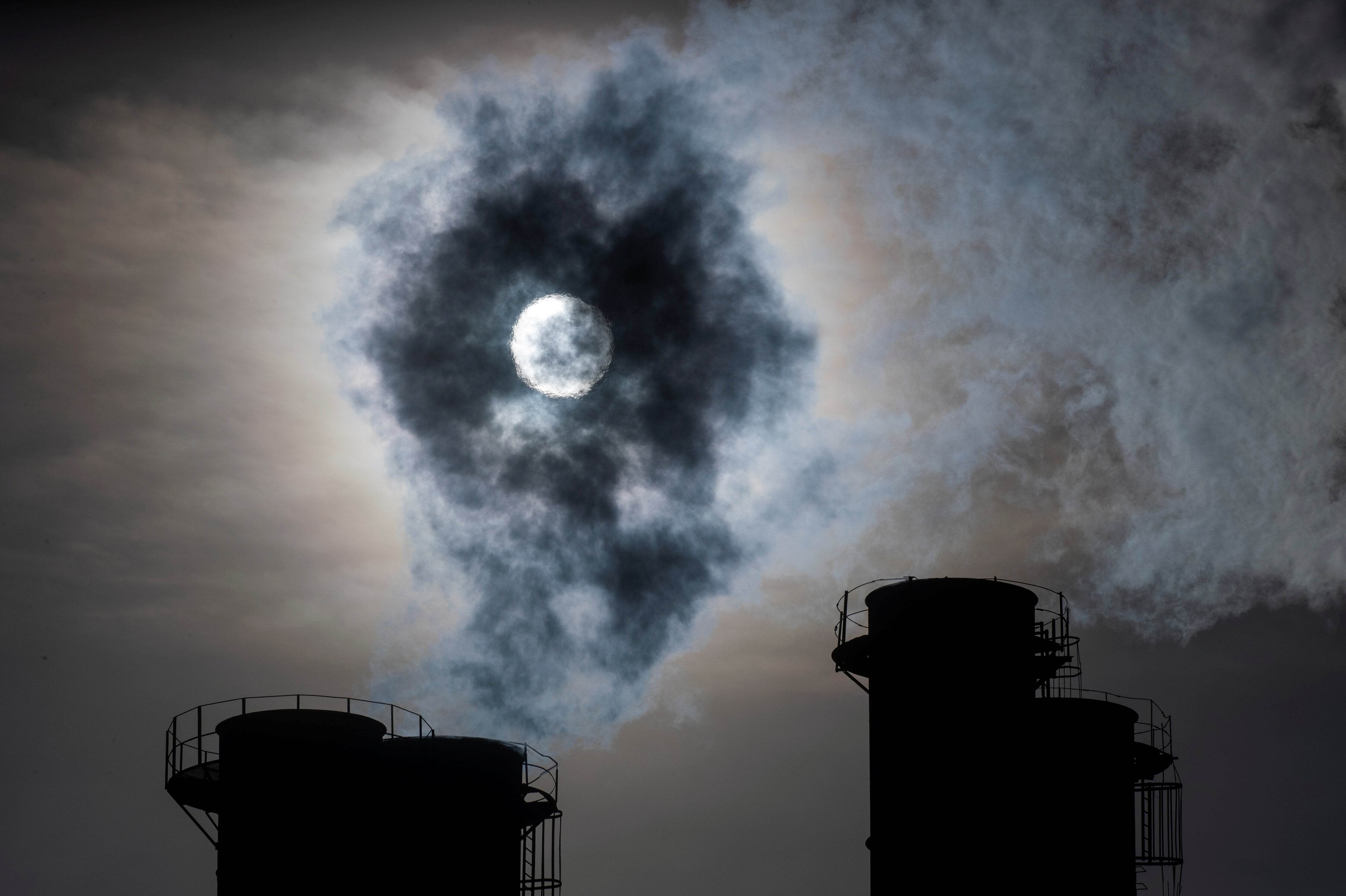 Fábricas soltando fumaça na atmosfera