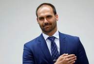 Eduardo Bolsonaro é cortado ao vivo em TV argentina ao defender armas