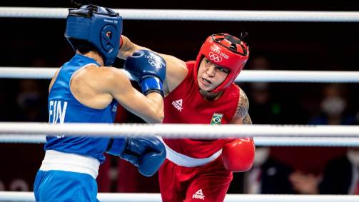 Beatriz Ferreira venceu a finlandesa Mira Potkonen e também avançou às finais do boxe, na categoria até 60kg do feminino (05/08/2021)