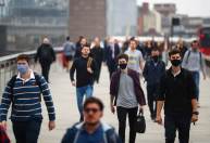 Reino Unido registra pela primeira vez mais de 200 mil casos diários de Covid-19