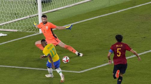 No começo do 2º tempo da prorrogação, Malcom se livrou do marcador e tocou na saída do goleiro espanhol