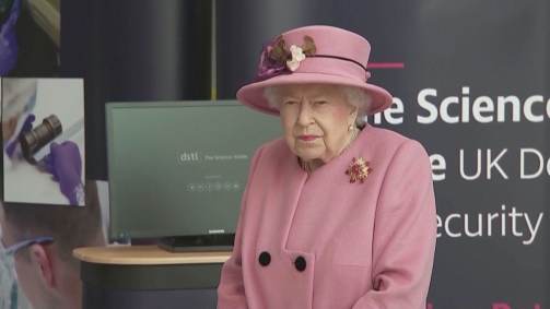 Rainha Elizabeth II sem máscara em evento público