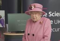 Rainha Elizabeth homenageia serviço de saúde britânico por trabalho na pandemia