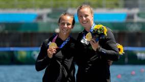 Lisa também venceu, junto de Caitlin Regal, o ouro olímpico no K-2 500 metros feminino da canoagem para a Nova Zelândia (03/08/2021)