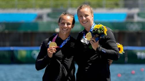 Lisa também venceu, junto de Caitlin Regal, o ouro olímpico no K-2 500 metros feminino da canoagem para a Nova Zelândia (03/08/2021)
