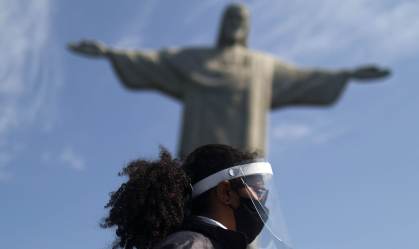Guarda usando máscara e face shield no Cristo Redentor