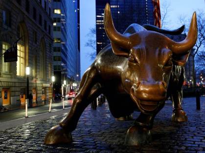Touro de Wall Street é visto no centro financeiro de Nova York