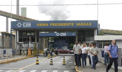 Fitch rebaixa CSN a BB- e faz observação negativa