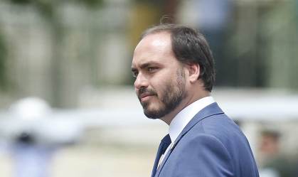 MP investiga Queiroz por supostas "rachadinhas" no gabinete de Carlos Bolsonaro