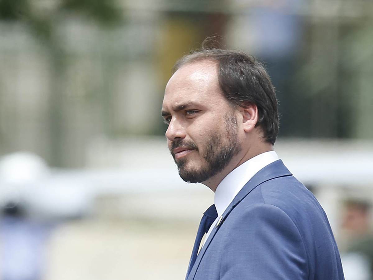 Carlos Bolsonaro apaga crítica ao PL após anúncio de que pai deve se filiar | CNN Brasil