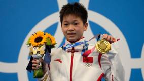 Aos 14 anos, chinesa Quan Hongchan conquistou a medalha de ouro nos saltos ornamentais, na plataforma de 10 metros (05/08/2021)