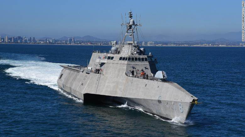 O navio de combate litoral USS Montgomery sai da Base Naval de San Diego para realizar operações de rotina e treinamento no Oceano Pacífico /
