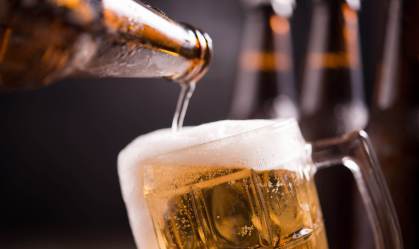 Garrafa e copo de cerveja