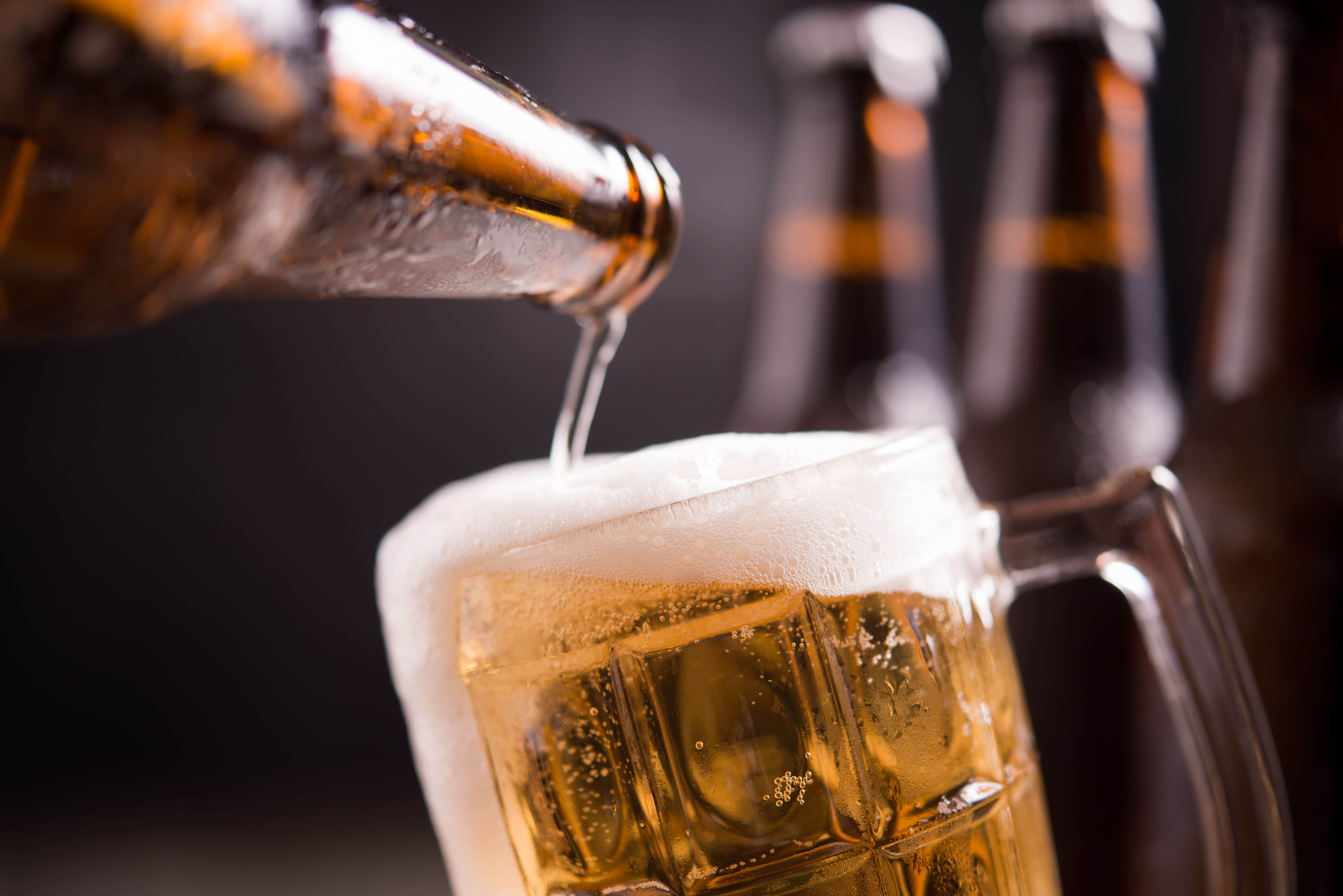 Garrafa e copo de cerveja