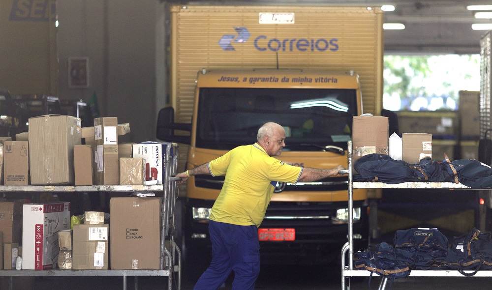 Correios homem trabalho Correios homem trabalho