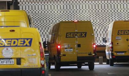 Movimento no Centro de Tratamento de Encomendas dos Correios, em Benfica