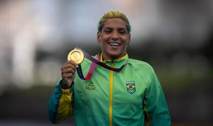 Ana Marcela Cunha conquistou a medalha de ouro para o Brasil na maratona aquática feminina em Tóquio