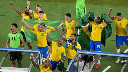 Jogadores do Brasil celebram após título no futebol masculino nas Olimpíadas 2020
