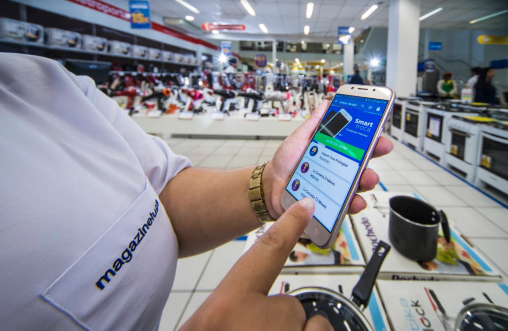 Na guerra por lojistas online, Magalu lança maquininha, conta PJ e  incentivos | CNN Brasil