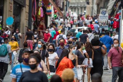 Movimentação na região da 25 de março, em São Paulo, em meio à pandemia da Covid