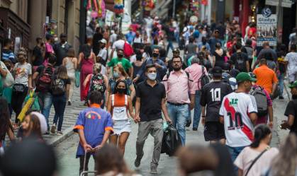 Movimentação na região da 25 de março, em São Paulo, em meio à pandemia da Covid