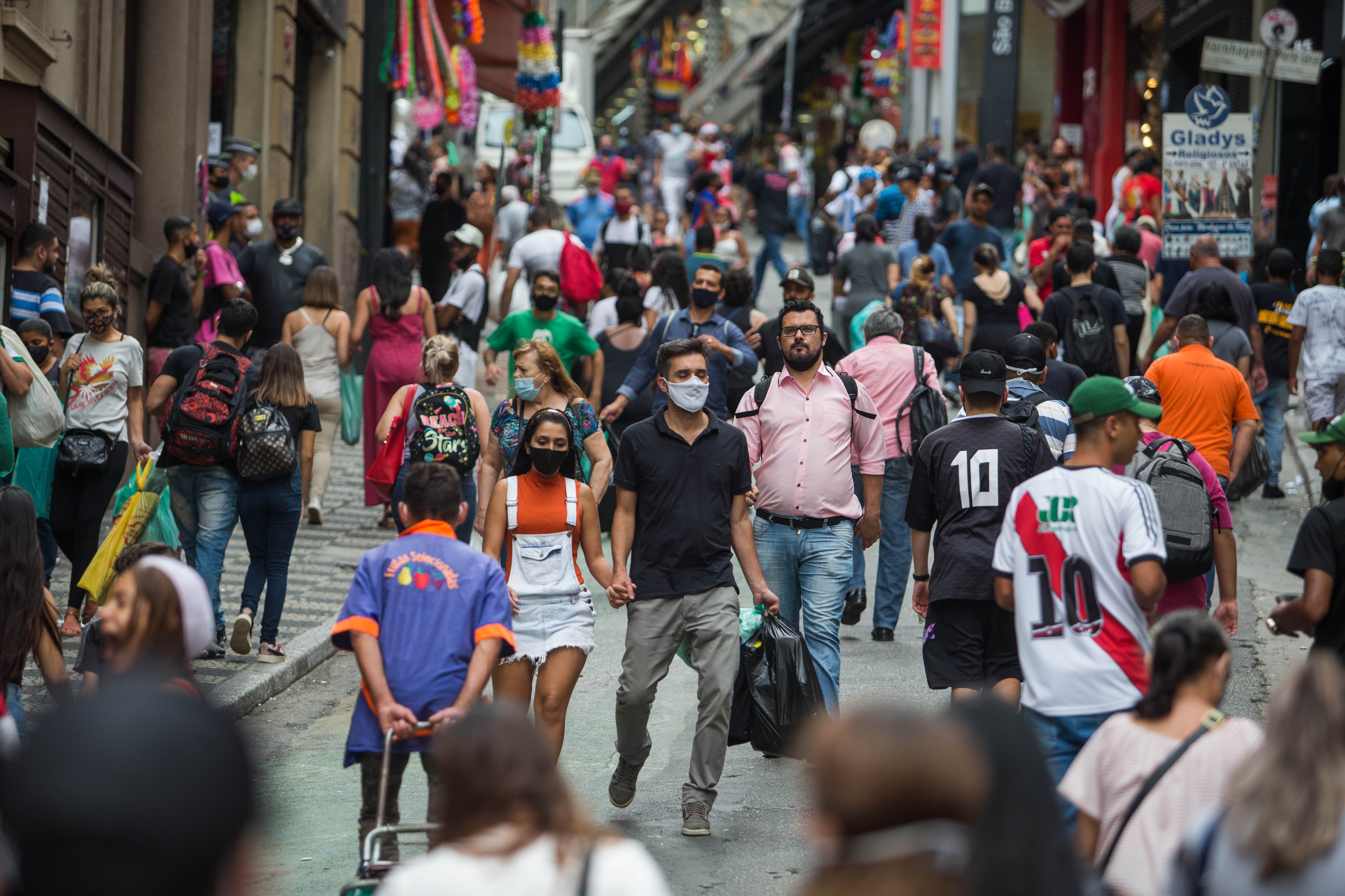 Movimentação na região da 25 de março, em São Paulo, em meio à pandemia da Covid