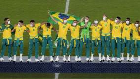 Jogadores do Brasil no pódio olímpico instantes antes de receberem a medalha de ouro