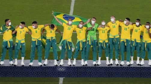 Jogadores do Brasil no pódio olímpico instantes antes de receberem a medalha de ouro