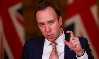 Ministro britânico da Saúde renuncia após ser flagrado beijando assessora