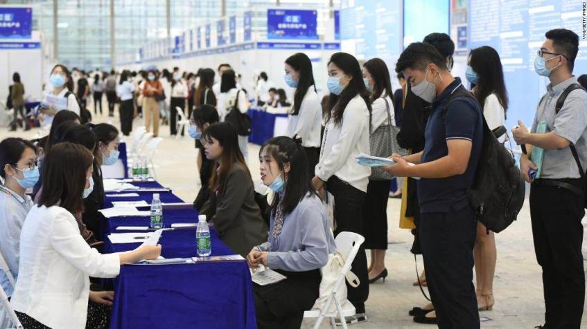 Jovens correm contra o desemprego e bsucam por oportunidades em feira de empregos na China / Getty Images