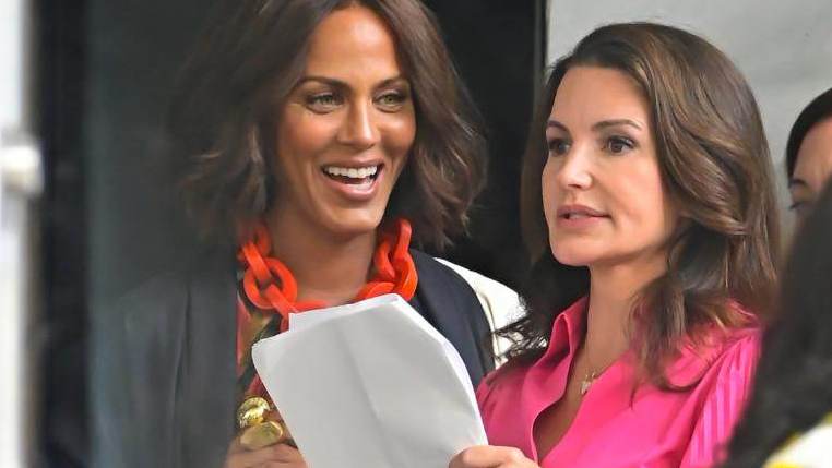 Nicole Ari Parker e Kristin Davis no set de "And Just Like That...", em Nova York / Raymond Hall/GC Images/Getty Images