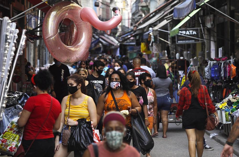 Consumidores fazem compras em rua comercial do Rio de Janeiro 