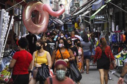 Consumidores fazem compras em rua comercial do Rio de Janeiro