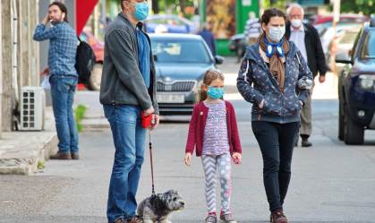 Família passeia de máscara durante a pandemia da Covid-19