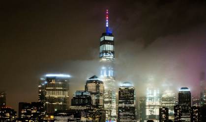 One World Trade Center é iluminado com as cores da bandeira dos EUA