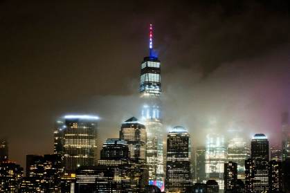 One World Trade Center é iluminado com as cores da bandeira dos EUA