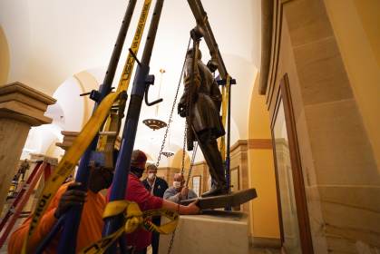Estátua do general confederado Robert E. Lee é removida do Capitólio dos EUA