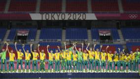 Jogadores do Brasil celebram no pódio olímpico a conquista da medalha de ouro