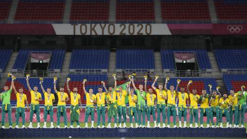 Jogadores do Brasil celebram no pódio olímpico a conquista da medalha de ouro