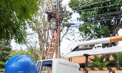 Funcionários da Equatorial Piauí trabalham para restabelecer energia em Teresina