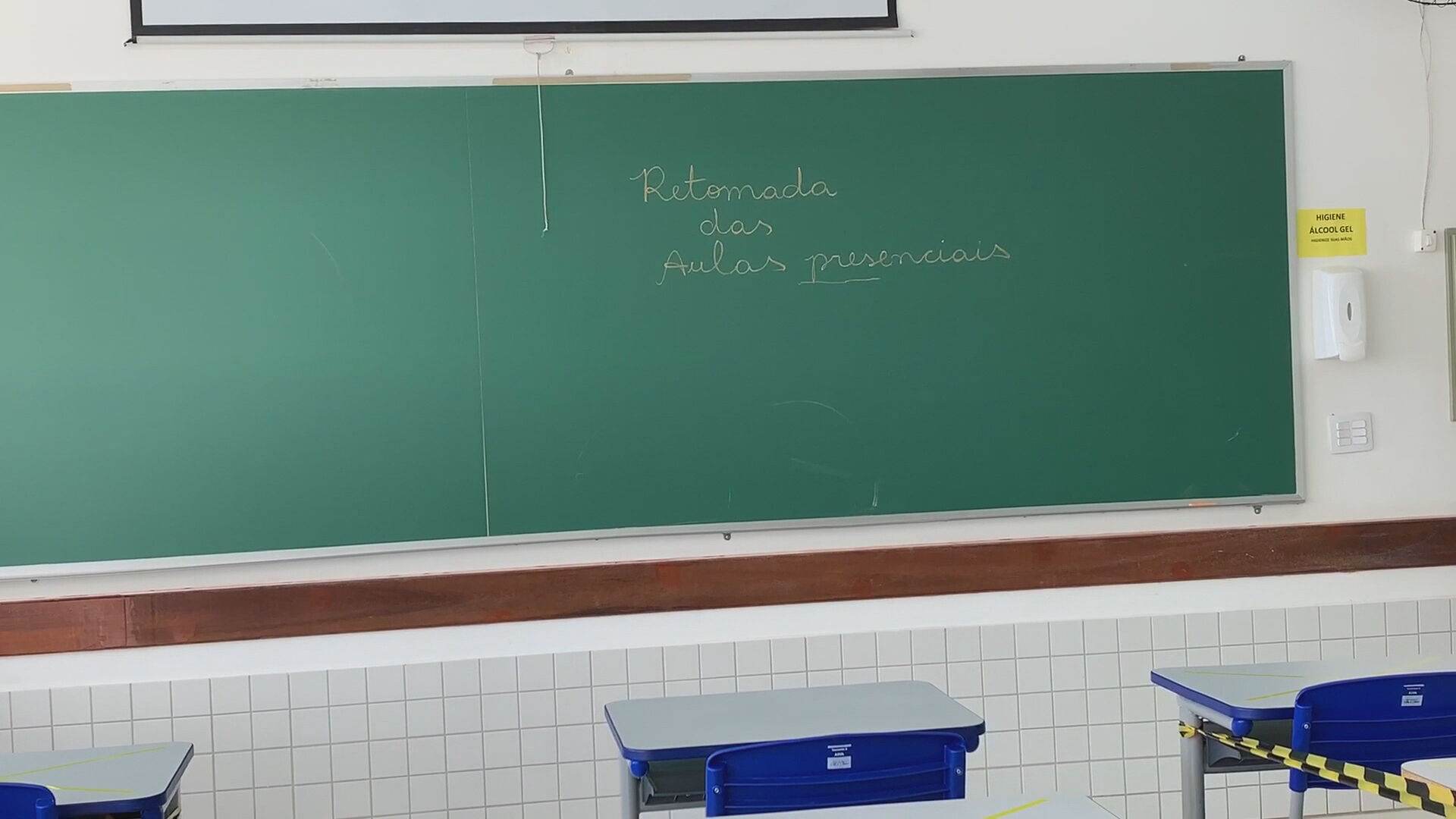 Lousa de colégio indicando o retorno das aulas presenciais (06.jan.2021) Lousa de colégio indicando o retorno das aulas presenciais (06.jan.2021)