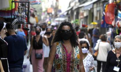 Movimentação em rua comercial do Rio de Janeiro durante pandemia da Covid-19