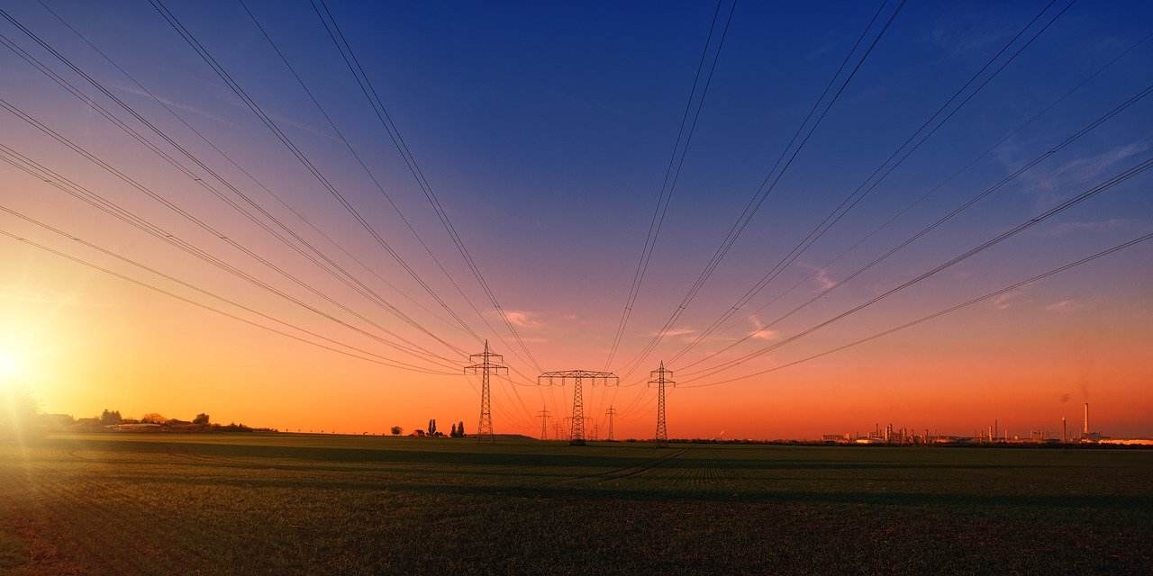 Postes de alta tensão para transmissão de energia elétrica Postes de alta tensão para transmissão de energia elétrica