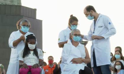 A técnica de enfermagem Dulcinéia da Silva Lopes, 54 anos e Teresinha da conceiç