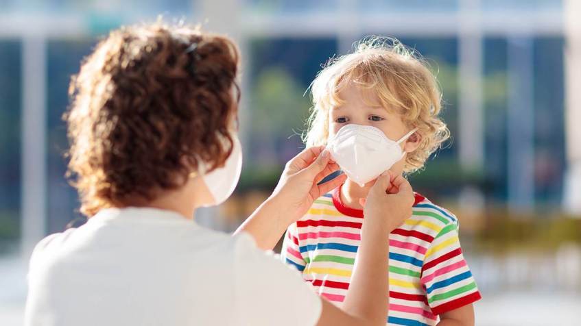 Pediatra aconselha o uso de máscaras nas escolas ao invés de aulas online para conter transmissão de vírus respiratórios / Reprodução